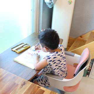 올맘 폴딩 모션테이블 6단계 높낮이조절 아이보리/다크브라운 — 5점을 준 리뷰어가 2021년 9월 올린 사용 사진