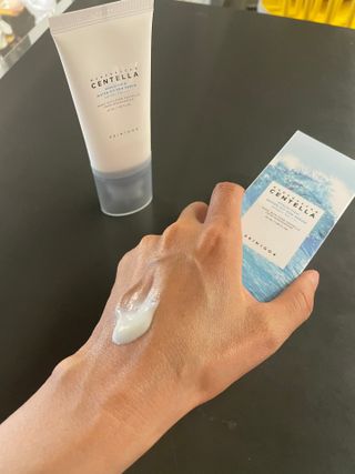 [스킨1004] 마다가스카르 센텔라 히알루-시카 워터핏 선세럼 50ml — 5점을 준 리뷰어가 2024년 5월 올린 사용 사진