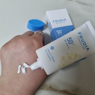 틱톡 [후르디아] 백탁NO! 화잘먹 수분광 선 에센스✨ — 5점을 준 리뷰어가 2023년 6월 올린 사용 사진