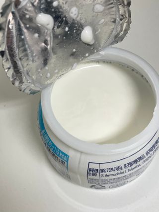 매일바이오 그릭요거트 오리지널 플레인 4개, 로스터리 커피믹스 4개 — 5점을 준 리뷰어가 2021년 12월 올린 사용 사진