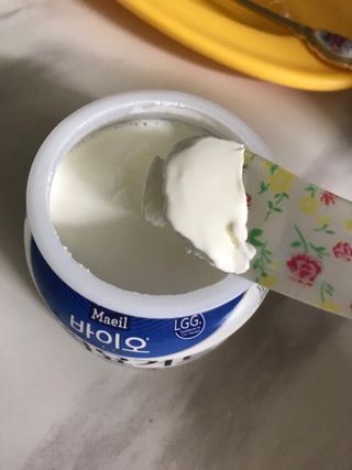 매일바이오 그릭요거트 오리지널 플레인 4개, 로스터리 커피믹스 4개 — 4점을 준 리뷰어가 2021년 12월 올린 사용 사진