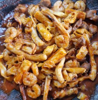 화끈한녀석들 새오똥400g 새우,오징어,똥집 볶음요리 소스,밀떡, 참기름 포함 — 3.5점을 준 리뷰어가 2022년 12월 올린 사용 사진