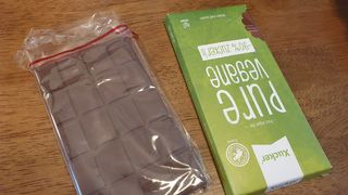 당류2g 자일리톨로 단맛을낸 슈카 퓨어비건 무설탕초콜릿 Xucker vegan 2개입 — 5점을 준 리뷰어가 2021년 4월 올린 사용 사진