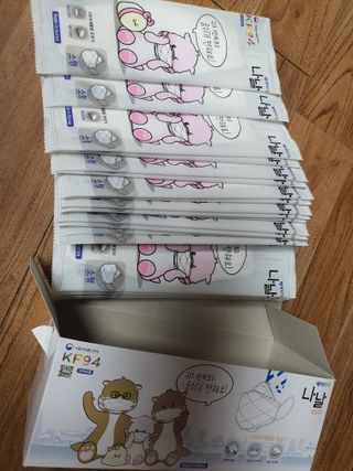 케이파이 나날마스크 [케이파이 나날] KF94 마스크 50매입 (개별포장) ,  여름에도 좋은 숨쉬기 편한 순수 국산 마스크 — 4점을 준 리뷰어가 2022년 7월 올린 사용 사진