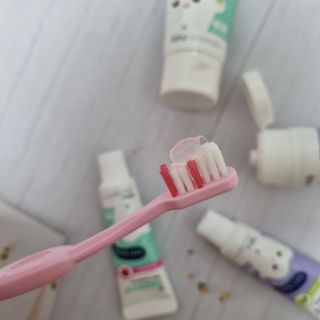 닥터데디스 안심저불소 키즈치약 (라즈베리, 청포도향 중 택 1) 60g +  여행용 미니 치약 15g — 4.5점을 준 리뷰어가 2022년 10월 올린 사용 사진