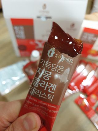 자연에온 핑크 자몽 착즙 100mL 10개입 1BOX +가 득담은 자몽 콜라겐 젤리스틱 1BOX — 5점을 준 리뷰어가 2021년 6월 올린 사용 사진