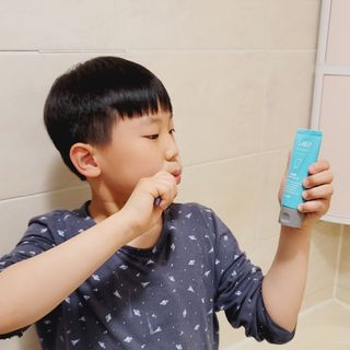 치과에서 쓰는 치약 _ 라벨제로 저불소 꼬마, 키즈, 유아, 베이비, 주니어 안전한 어린이치약 — 5점을 준 리뷰어가 2022년 11월 올린 사용 사진