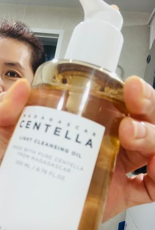 스킨1004 [SKIN1004] 마다가스카르 센텔라 라이트 클렌징 오일 200ml — 5점을 준 리뷰어가 2024년 7월 올린 사용 사진