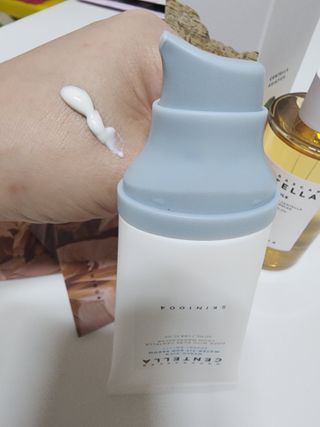 [스킨1004] 마다가스카르 센텔라 히알루-시카 워터핏 선세럼 50ml — 5점을 준 리뷰어가 2024년 5월 올린 사용 사진