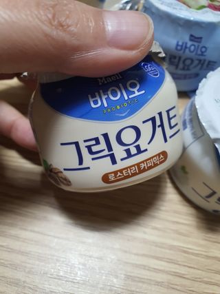 매일바이오 그릭요거트 오리지널 플레인 4개, 로스터리 커피믹스 4개 — 5점을 준 리뷰어가 2021년 12월 올린 사용 사진