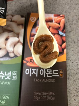 짜먹는 이지견과 짜먹는 이지아몬드, 짜먹는 이지허니피넛, 짜먹는 이지캐슈넛 각 10g X  10포 — 5점을 준 리뷰어가 2021년 2월 올린 사용 사진