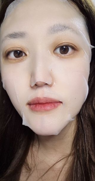 리엔케이 인텐스 브라이트닝 세럼 시트 마스크 — 5점을 준 리뷰어가 2023년 9월 올린 사용 사진