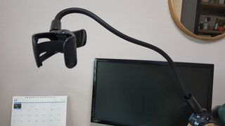 맥스퍼 단단한 집게형 침대 휴대폰 자바라 거치대 — 5점을 준 리뷰어가 2021년 12월 올린 사용 사진