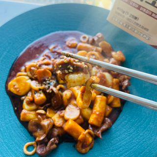 화끈한녀석들 새오똥400g 새우,오징어,똥집 볶음요리 소스,밀떡, 참기름 포함 — 5점을 준 리뷰어가 2022년 11월 올린 사용 사진