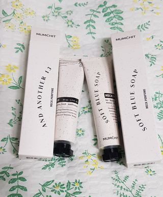 멈칫(MUMCHIT) 넥퍼퓸 NECKPERFUME 2가지 향 — 5점을 준 리뷰어가 2021년 11월 올린 사용 사진