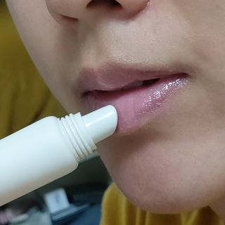 [후르디아] 올리브영 착한보습 비건 립버터 2종 — 5점을 준 리뷰어가 2022년 10월 올린 사용 사진