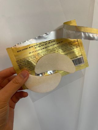건강누리인터내셔날 레아라 다이아포스 슬리핑 아이패치 골드 & 물광 아이패치 [14회분/총 28매] — 5점을 준 리뷰어가 2022년 6월 올린 사용 사진