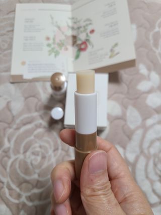 더사가오브수 [사가수] 효혜윤 보태니컬 에너지 에센스인로션 20ml /아이포올 스틱 3g — 5점을 준 리뷰어가 2023년 2월 올린 사용 사진