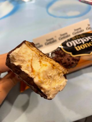 롯데제과 본젤라또 비스킷&바닐라카라멜바, 본젤라또 베리쇼콜라컵 — 5점을 준 리뷰어가 2021년 11월 올린 사용 사진