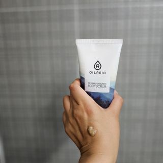 오일아리아 뉴트리 모이스처라이징 세사미 씨드 오일로션 & 데일리 디톡스 세사미 그라운즈 바디스크럽 — 5점을 준 리뷰어가 2023년 6월 올린 사용 사진