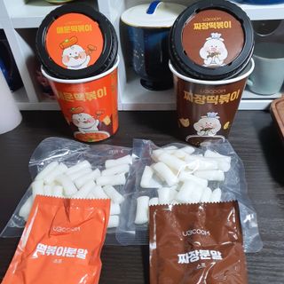 유비쿡 컵떡볶이 매운컵떡볶이2개/ 짜장컵떡볶이 2개  총 4개세트 — 5점을 준 리뷰어가 2021년 3월 올린 사용 사진