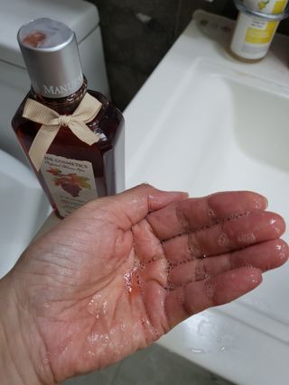 체코 비건화장품 마뉴팍투라 향좋은 와인 샤워젤 (300ml) — 5점을 준 리뷰어가 2022년 6월 올린 사용 사진
