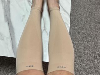 하트플로우 종아리 압박 밴드 스타킹 — 5점을 준 리뷰어가 2022년 9월 올린 사용 사진