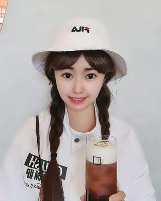 아방갤러리카페 용산아이파크몰점 [아방갤러리카페] 음료 택 2 +  베이커리 5종 중 택 1 — 5점을 준 리뷰어가 2021년 4월 올린 사용 사진