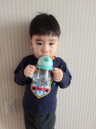 유비맘 트라이탄 코니빨대컵_컬러 랜덤 발송 — 4점을 준 리뷰어가 2021년 3월 올린 사용 사진