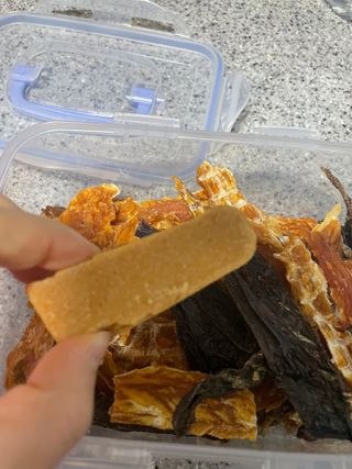 [졸리졸리] 애견 치즈스틱 (HORSE MILK CHEESE) — 5점을 준 리뷰어가 2023년 1월 올린 사용 사진