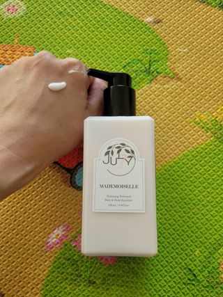 줄라이 모닝 _ JULY MORNING 줄라이모닝 하이드레이팅 퍼퓸드 바디앤핸드 에멀젼 — 5점을 준 리뷰어가 2022년 3월 올린 사용 사진