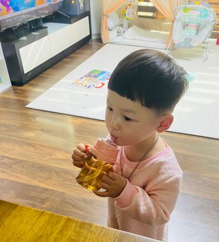 유비맘 샘방지 PPSU 빨대컵_컬러 랜덤 발송 — 4점을 준 리뷰어가 2020년 12월 올린 사용 사진