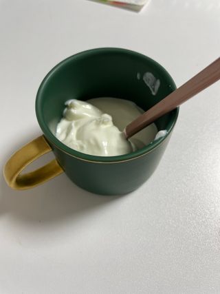 매일바이오 그릭요거트 오리지널 플레인 4개, 로스터리 커피믹스 4개 — 4.5점을 준 리뷰어가 2021년 12월 올린 사용 사진