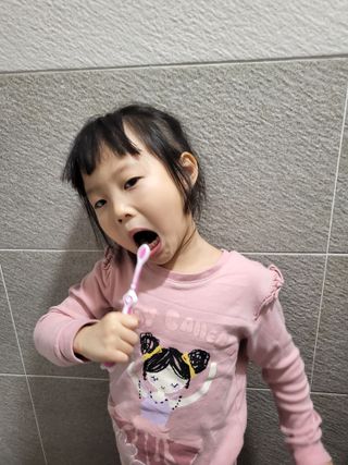 치과에서 쓰는 치약 _ 라벨제로 저불소 꼬마, 키즈, 유아, 베이비, 주니어 안전한 어린이치약 — 5점을 준 리뷰어가 2023년 2월 올린 사용 사진