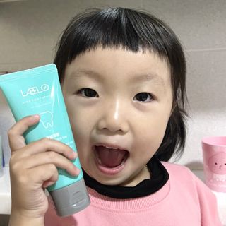 치과에서 쓰는 치약 _ 라벨제로 저불소 꼬마, 키즈, 유아, 베이비, 주니어 안전한 어린이치약 — 5점을 준 리뷰어가 2022년 10월 올린 사용 사진