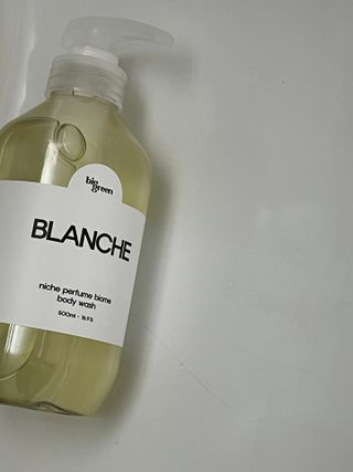 빅그린 니치 퍼퓸 바이옴바디워시 500ml(상탈, 블랙베리&베이, 블랑쉐 3종 중 택1) — 5점을 준 리뷰어가 2022년 8월 올린 사용 사진
