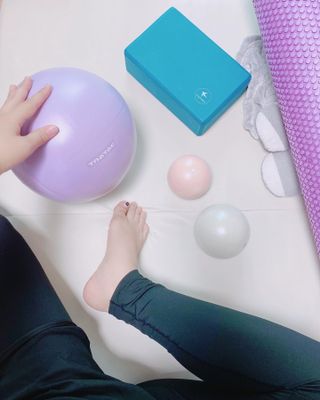 [트라택] 홈 필라테스 SET [미니짐볼+웨이트볼(0.5kg&1kg+요가블럭] — 5점을 준 리뷰어가 2022년 8월 올린 사용 사진