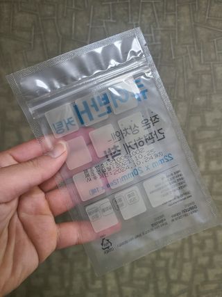 [큐어반H 커팅] 간편하게 떼서 쓰는 자외선차단 습윤밴드 (1팩/30매입) — 4.5점을 준 리뷰어가 2022년 12월 올린 사용 사진