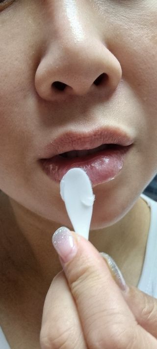 틱톡 [후르디아] 튼입술해결템 올리브영 블루베리 하이드레이팅 허니 립밤 — 5점을 준 리뷰어가 2023년 12월 올린 사용 사진