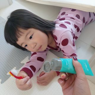 치과에서 쓰는 치약 _ 라벨제로 저불소 꼬마, 키즈, 유아, 베이비, 주니어 안전한 어린이치약 — 5점을 준 리뷰어가 2022년 11월 올린 사용 사진