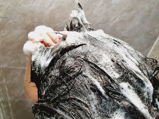 유메이 웰니스 샴푸 + 유메이 스칼프 브러쉬 — 5점을 준 리뷰어가 2021년 12월 올린 사용 사진