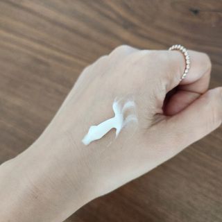 위시스 프리미엄 글루타치온  화이트닝 바디로션 — 5점을 준 리뷰어가 2022년 12월 올린 사용 사진