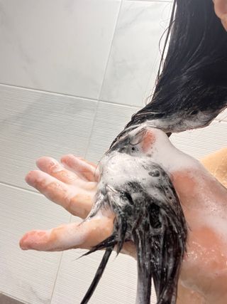 프리마인 더이상 뻣뻣하고 효과없는 탈모샴푸는 NO. 근본부터 케어하는 셀베이스 그린티샴푸(500ml) — 5점을 준 리뷰어가 2023년 5월 올린 사용 사진