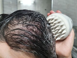 MOAMANEMUNAH 모아만에무나 플러스 두피 탈모 완화 기능성 샴푸 + 브러쉬 2종 세트 — 4점을 준 리뷰어가 2021년 10월 올린 사용 사진