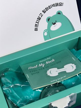 힐니스북 [힐마이넥]   거북목 통증완화를 위한 휴대용 목 안마기 — 5점을 준 리뷰어가 2022년 12월 올린 사용 사진