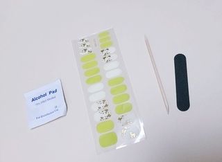 [네일가게] 햇빛에 닿으면 색이 변하는 신기한 햇살 반전 네일스티커_B — 4.5점을 준 리뷰어가 2021년 8월 올린 사용 사진