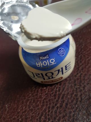 매일바이오 그릭요거트 오리지널 플레인 4개, 로스터리 커피믹스 4개 — 5점을 준 리뷰어가 2021년 12월 올린 사용 사진
