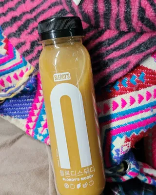 BLENDY'S 핑크 스무디+블론디 스무디 — 5점을 준 리뷰어가 2021년 10월 올린 사용 사진