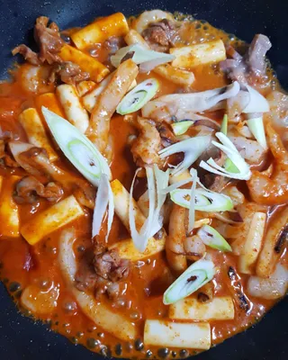화끈한녀석들 새오똥400g 새우,오징어,똥집 볶음요리 소스,밀떡, 참기름 포함 — 4점을 준 리뷰어가 2022년 12월 올린 사용 사진