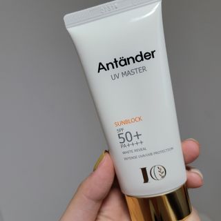 아이오 프리미엄 안탄다르 유브이마스터 선크림 — 5점을 준 리뷰어가 2021년 8월 올린 사용 사진